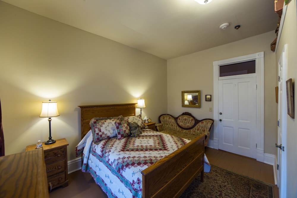 Classic Single Room, 1 King Bed, Private Bathroom (Three)