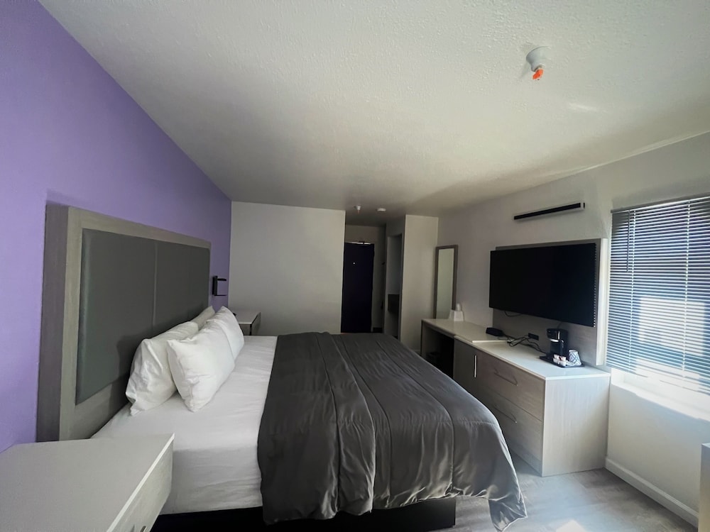 Deluxe Room 1 King Bed - Photo 1