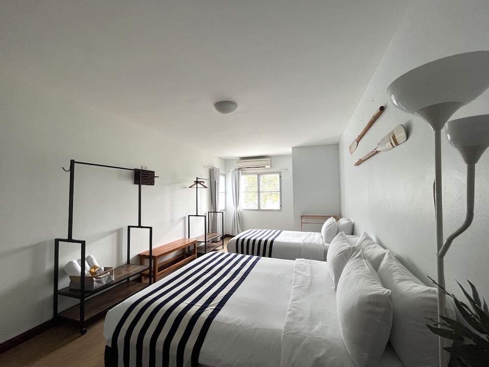 Triple Room 1 Queen & 1 Twin Bed photo 1