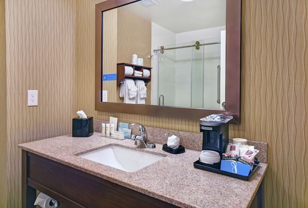 Suite, 1 King Bed, Non Smoking, Jetted Tub photo 3