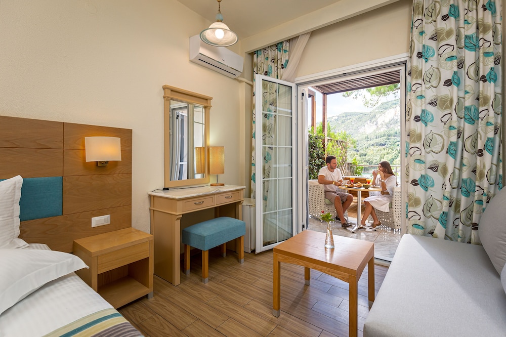 Double or Twin Room (Private Deck) photo 2