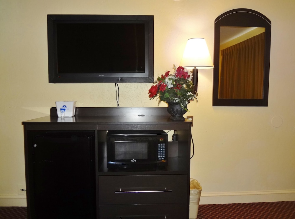 Room, 1 Queen Bed, Accessible, Smoking (Handicap) - Photo 2