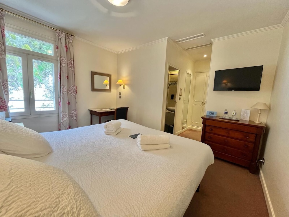 Classic Double Room, 1 Bedroom, Non Smoking, Courtyard View photo 3