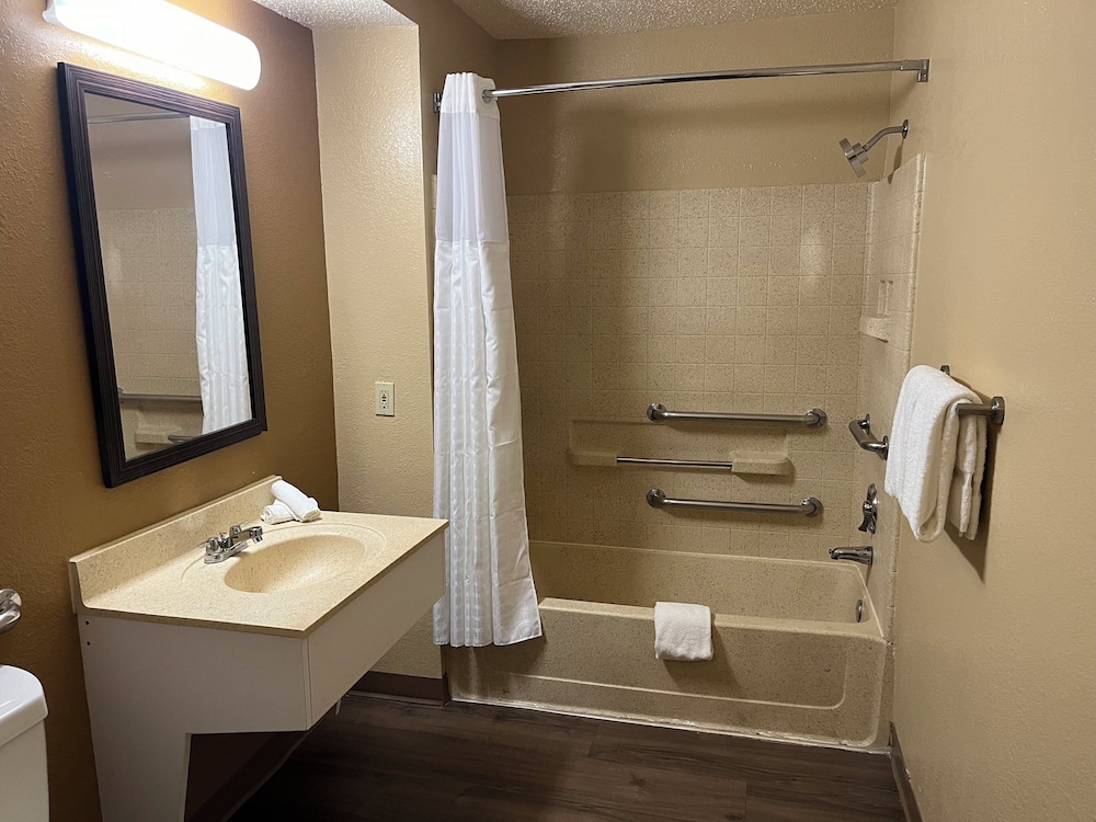 Suite, 1 Queen Bed with Sofa bed, Non Smoking (Accessible) - Photo 3