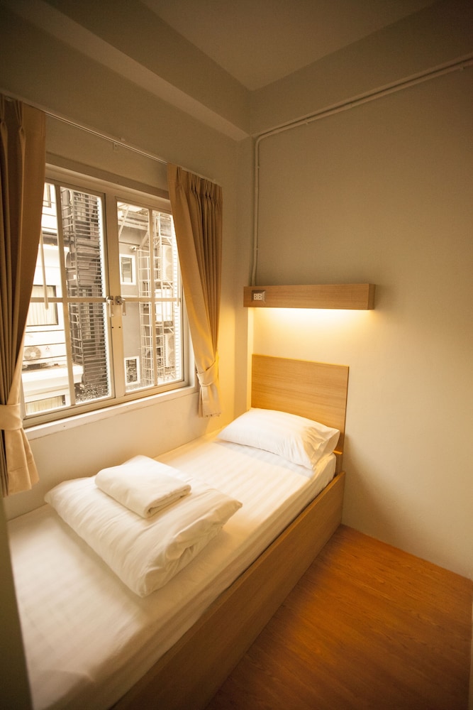 Single Bed with Shared Bathroom photo 3