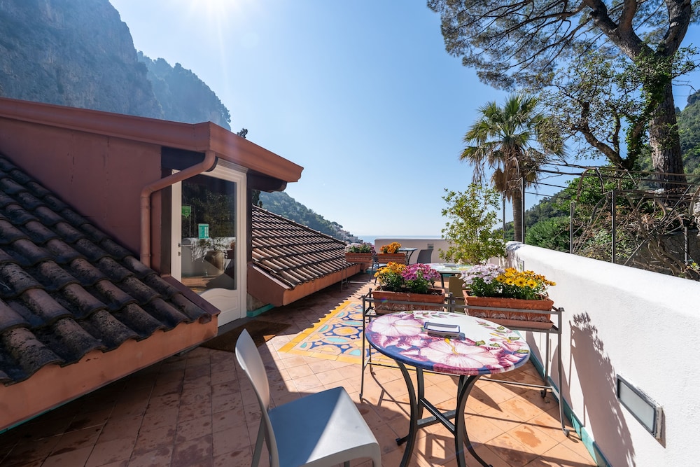 Double Room with Attic, Sea View and External Terrace thumbnail 5