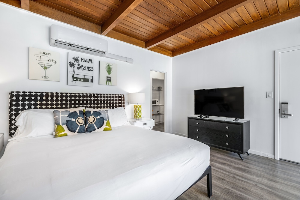 Deluxe Room, 1 King Bed photo 3
