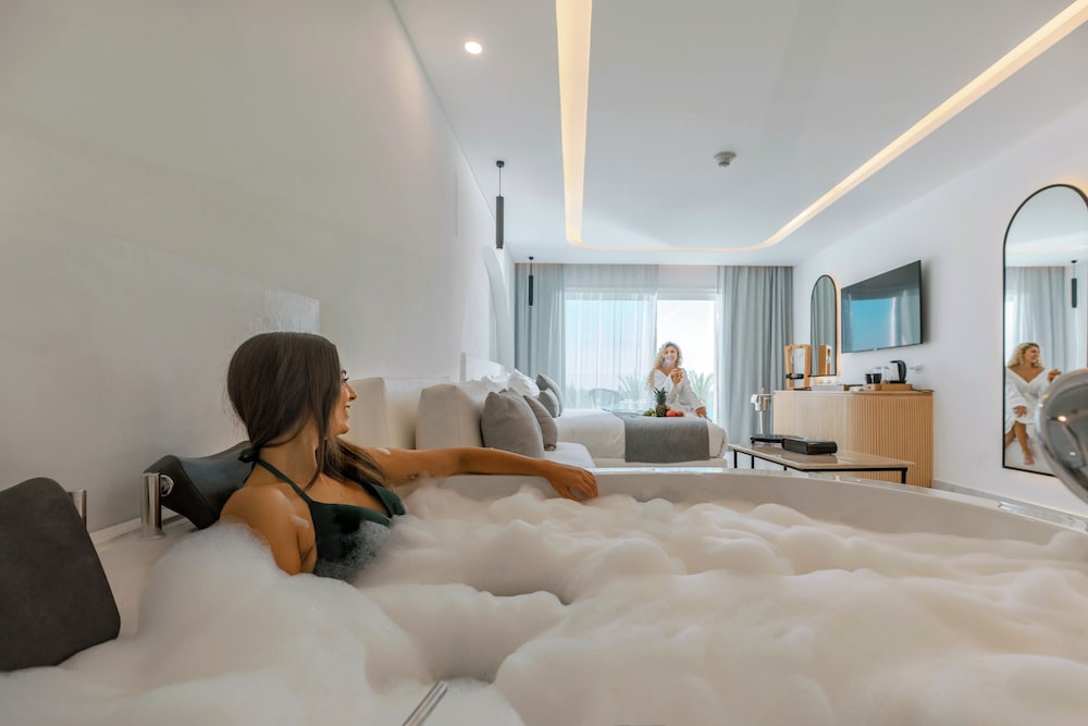 Deluxe Jacuzzi Room - Photo 5