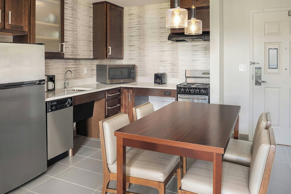 Suite, 2 Bedrooms (Mobility/Hearing Access, Roll-in Shwr)
