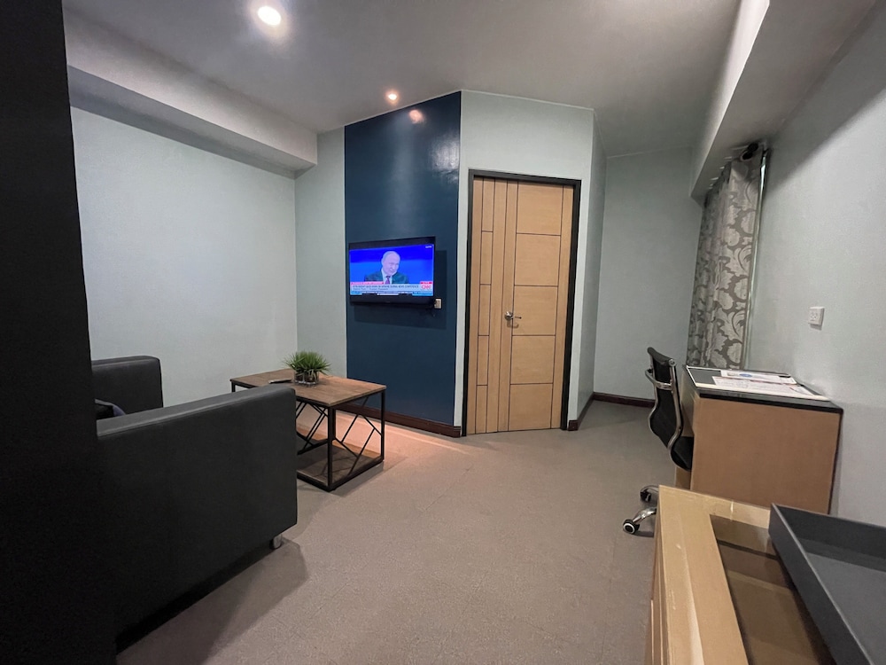 Superior One Bedroom Suite - Photo 7