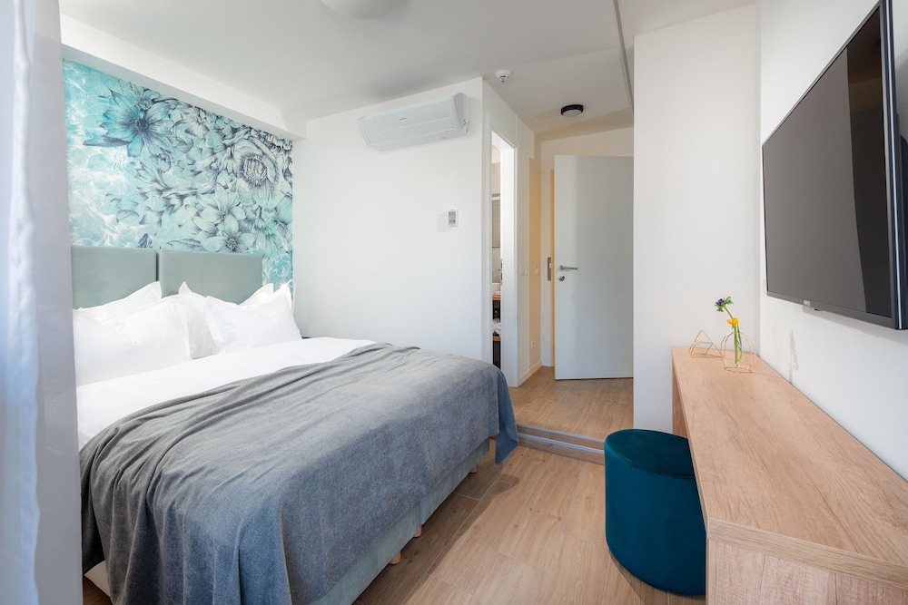 Deluxe Double or Twin Room, Balcony, City View photo 2