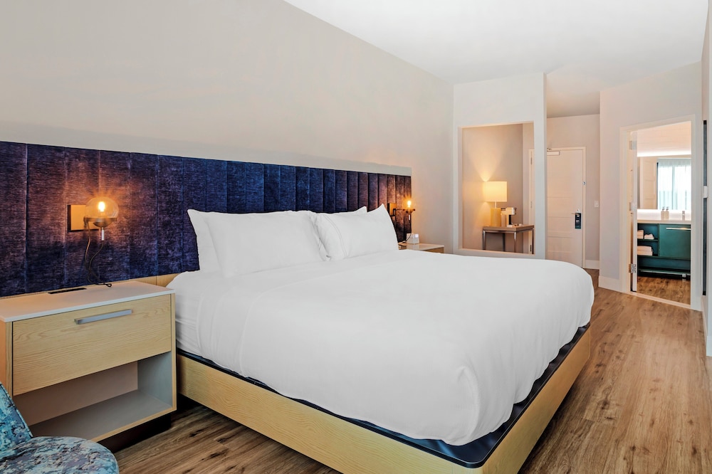 Standard Room, 1 King Bed, Courtyard View