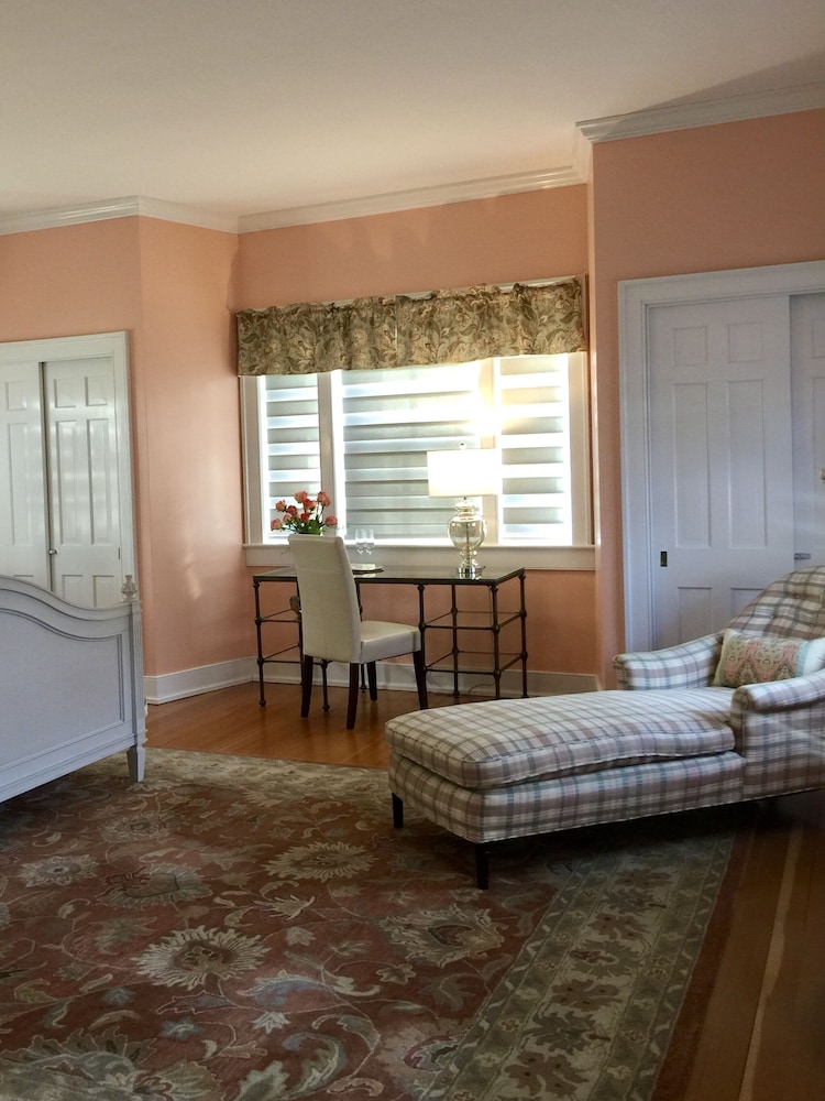 Full Suite, Fireplace photo 2