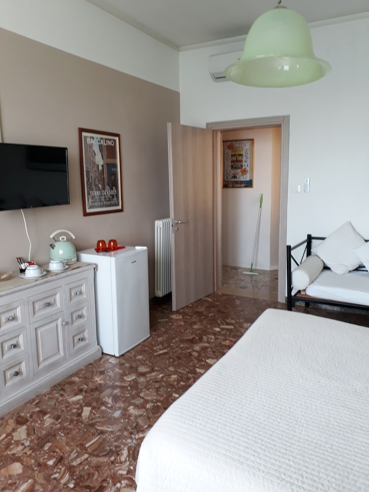 Panoramic Double Room, 1 Queen Bed, Sea View, Overwater photo 2