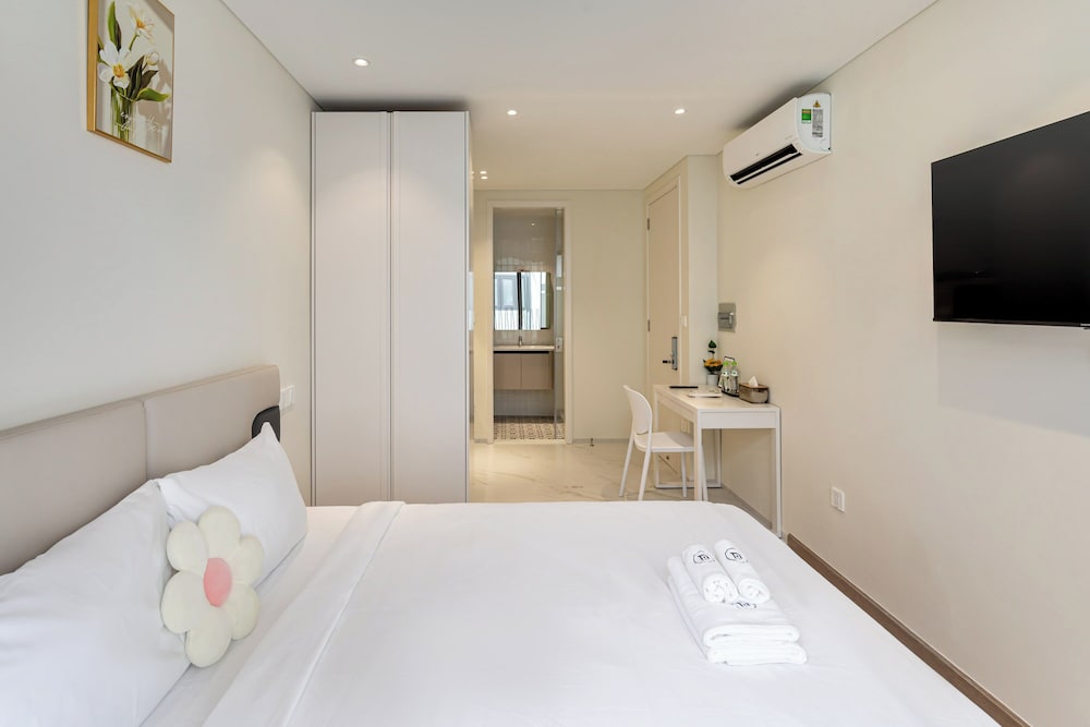 Standard Queen room - Back building view