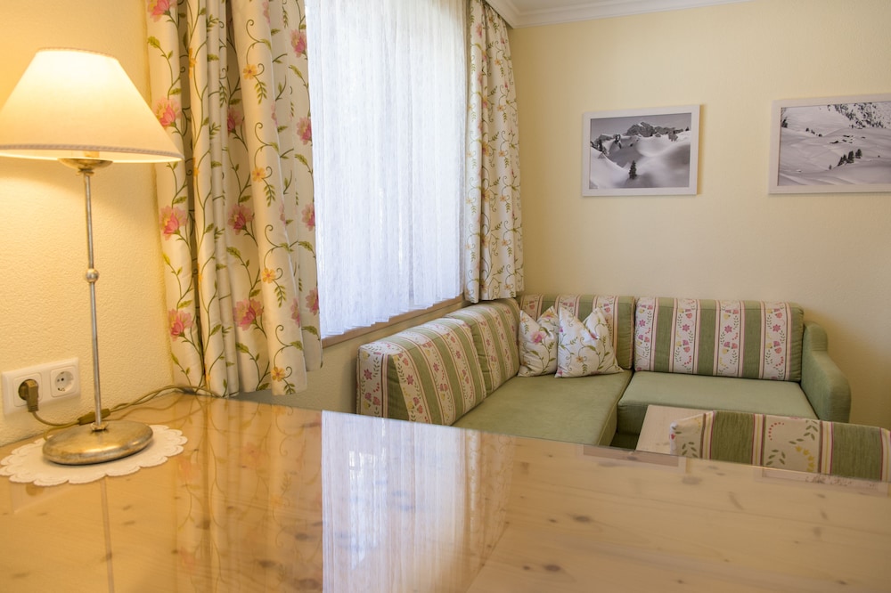 Family Suite, Balcony, Mountain View photo 2