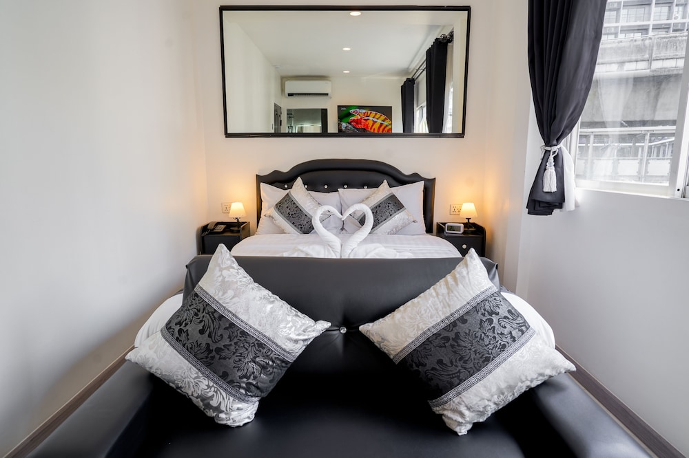 Deluxe Room, 1 Queen Bed, Non Smoking, City View photo 2