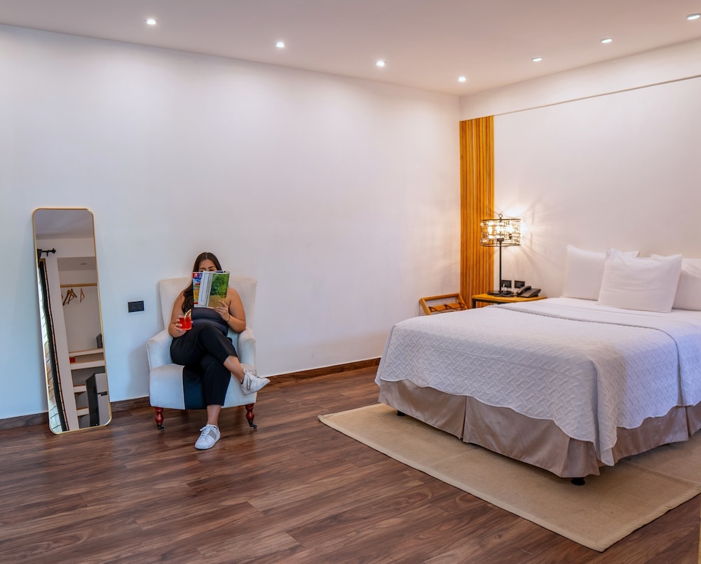 Junior Room, 1 Queen Bed photo 1