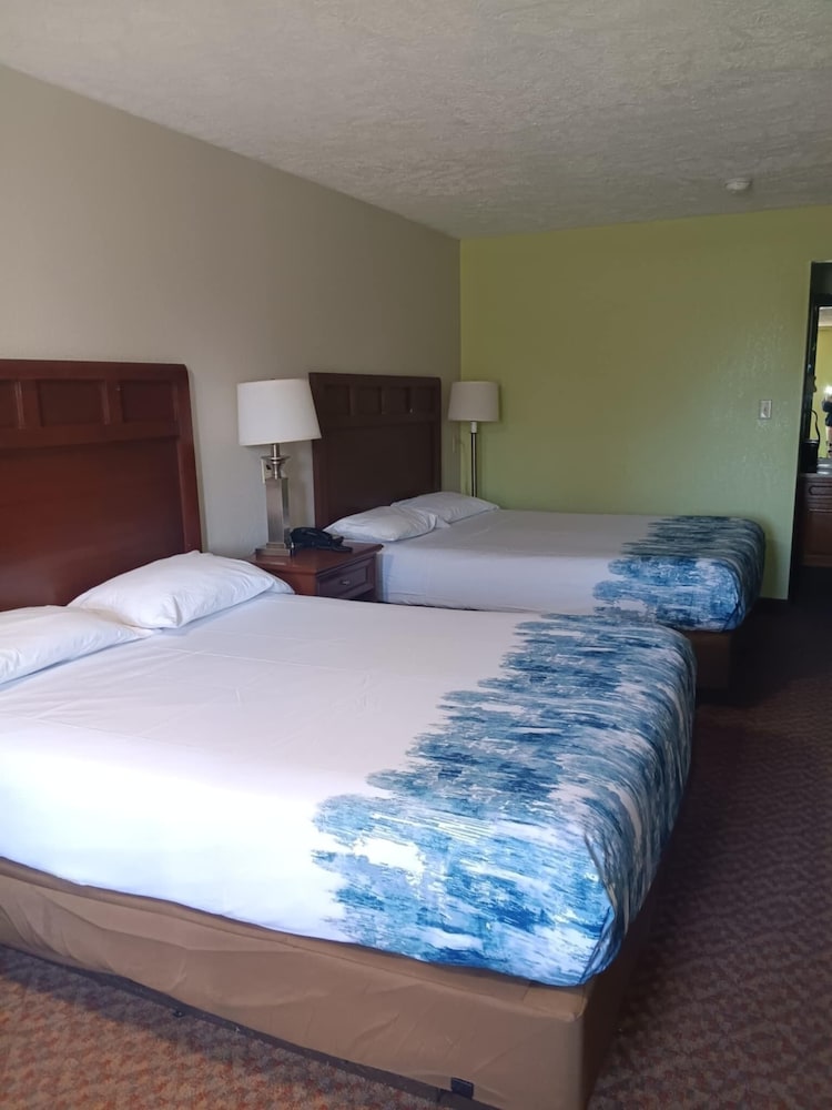 Two Queen Beds, Smoking photo 1