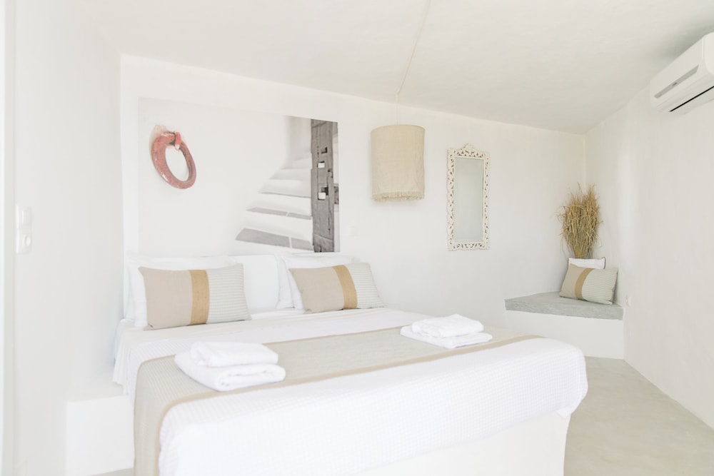 Double room with garden and sea view