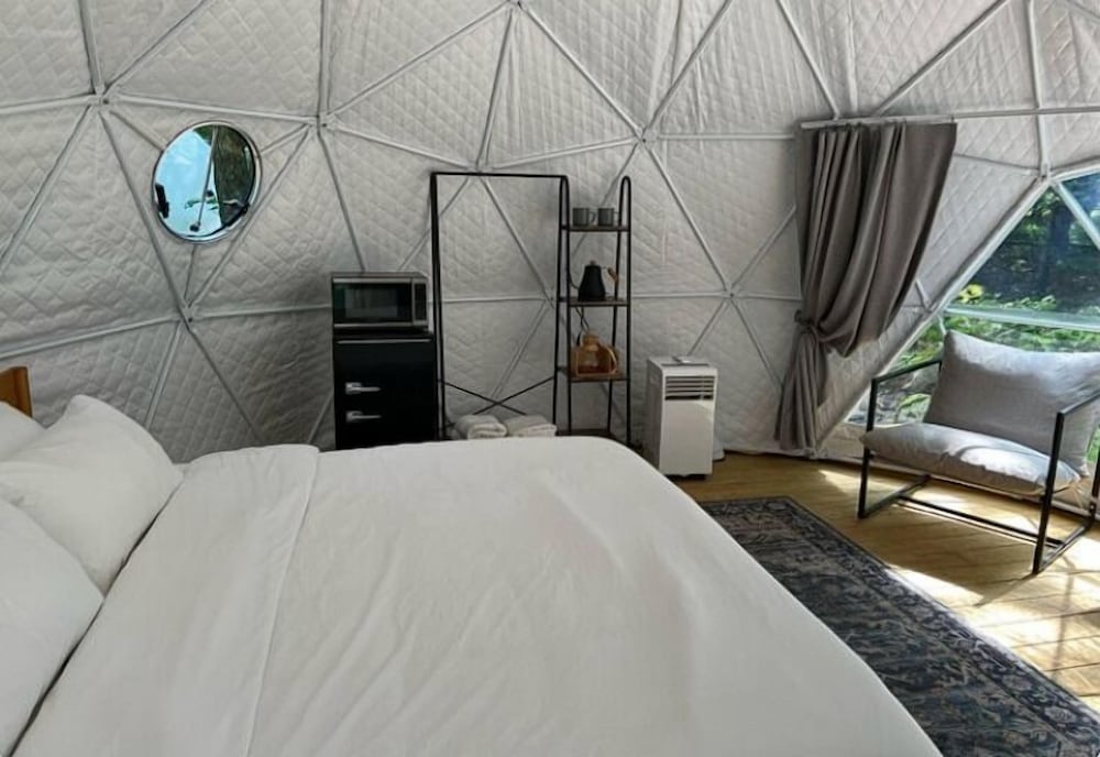 Premium Tent, 1 King Bed, Hot Tub photo 3