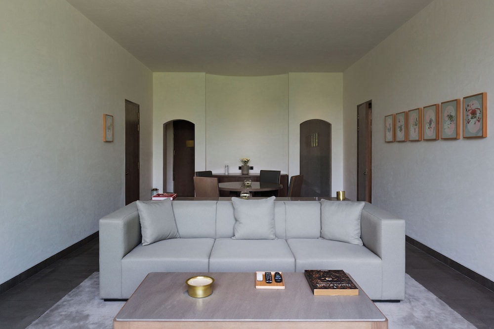 The Roseate Luxury Suite, Hi-Tea, 20% Dis Food & Soft Bev Spa Laundry Car Service, Airport Transfers