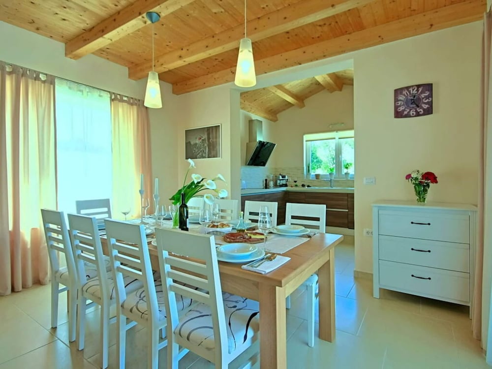 Villa photo 2