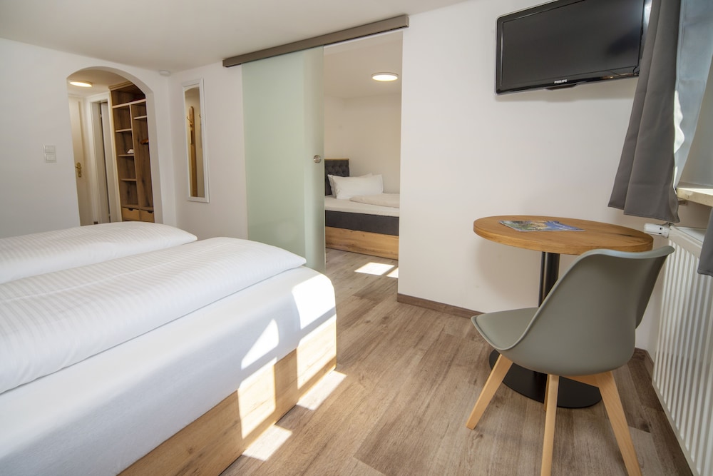 Classic Room, 2 Bedrooms, Non Smoking, Mountain View photo 3