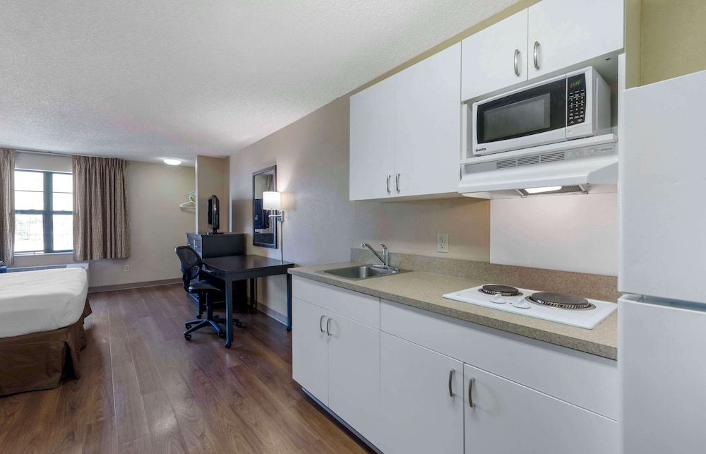 Studio, 1 King Bed, Non Smoking, Refrigerator & Microwave - Photo 2