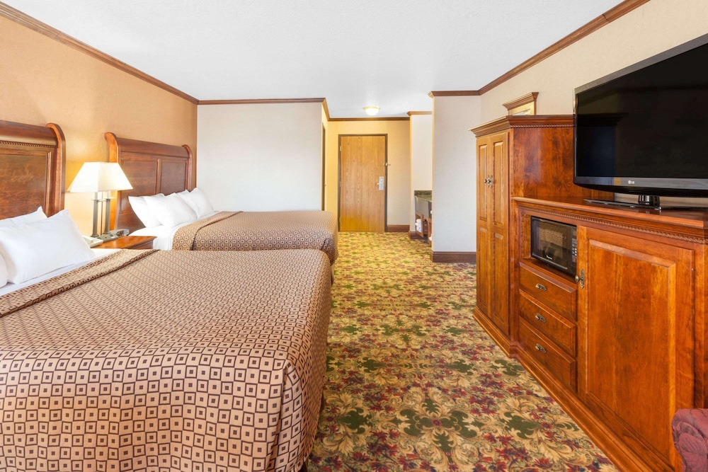 Standard Room, 2 Queen Beds, Balcony photo 3