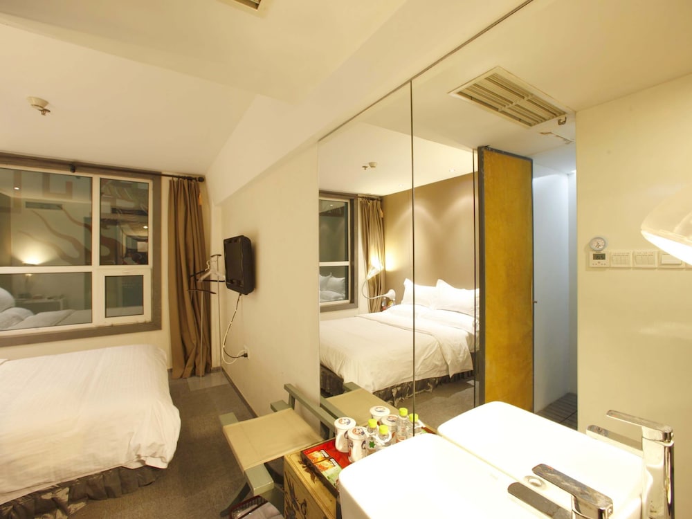 Superior Room, 1 King Bed photo 1