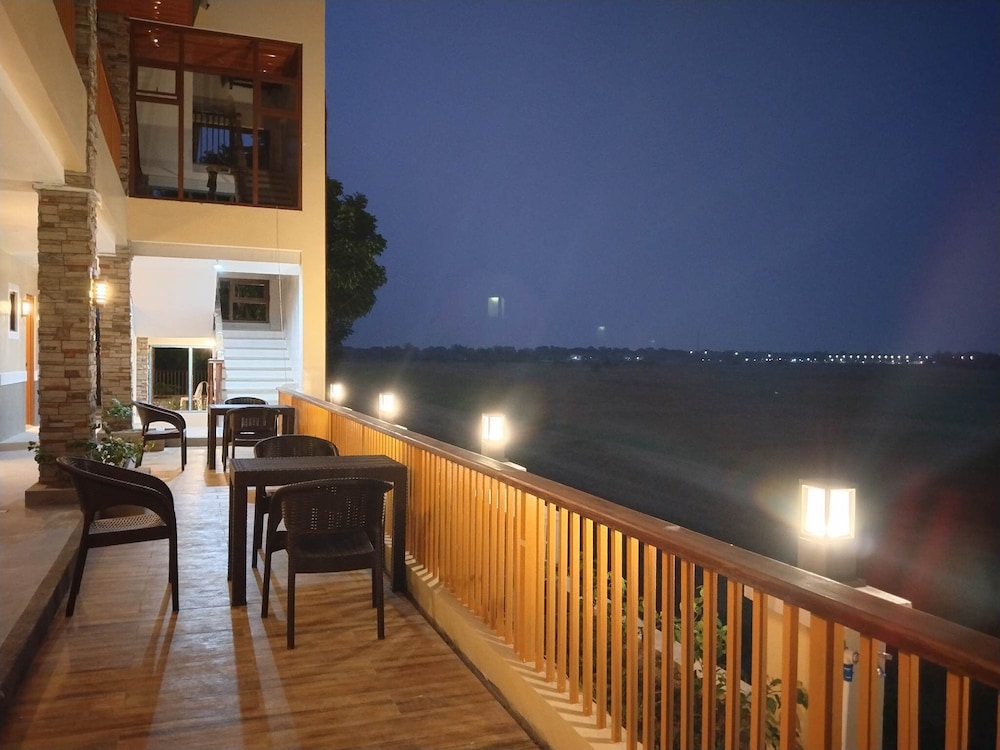 Superior Room, 2 Queen Beds, Pool Access, Pool View photo 2