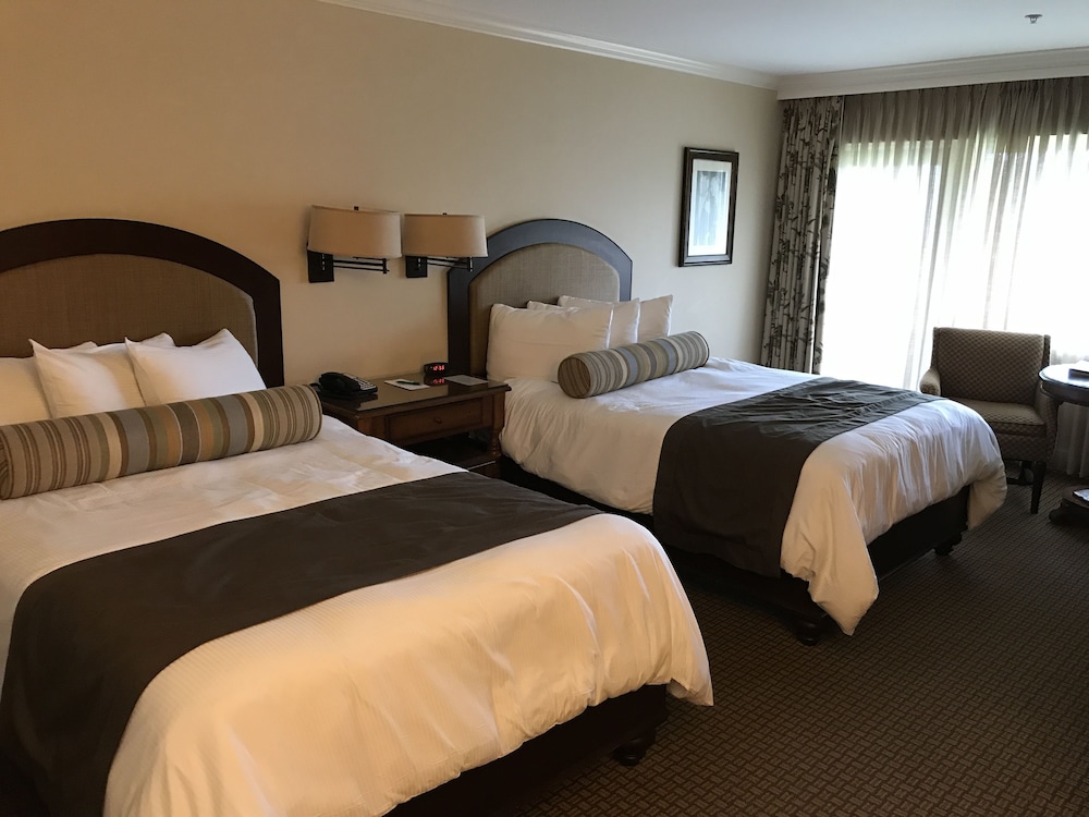 Lodge Standard 2 Queen Room, Golf View