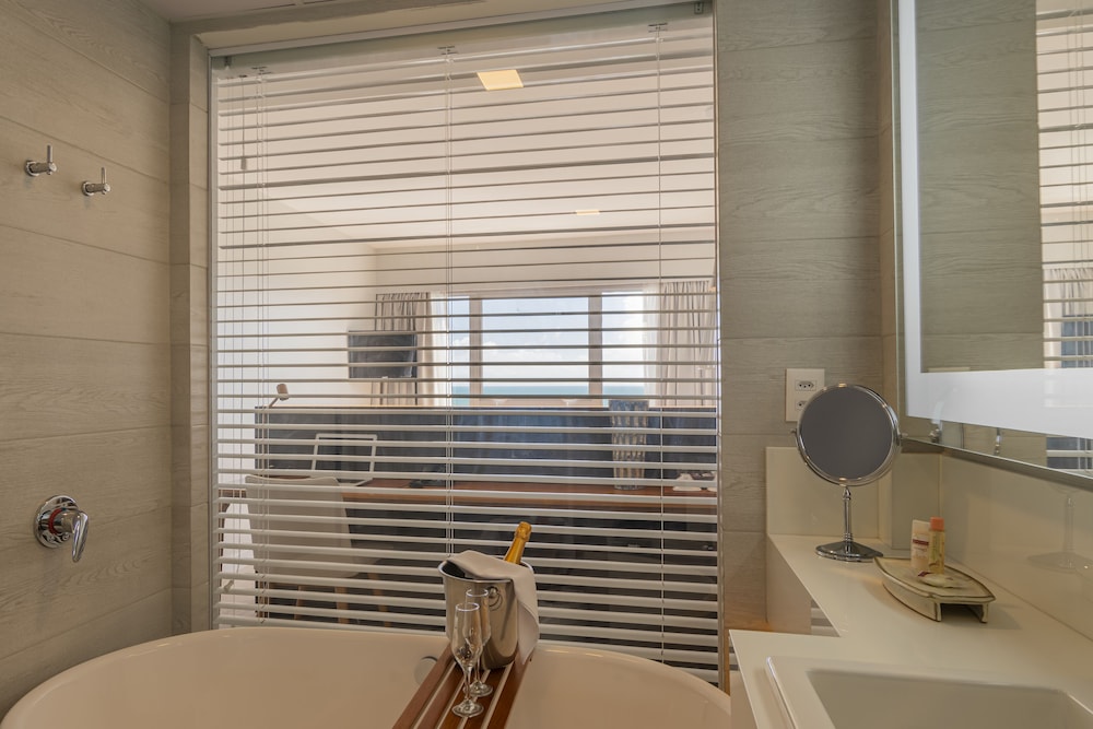 Ocean Suite - Photo 5