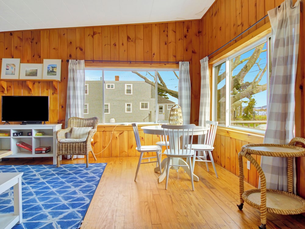 Comfort Cottage, 2 Bedrooms, Kitchen, Partial Sea View photo 3