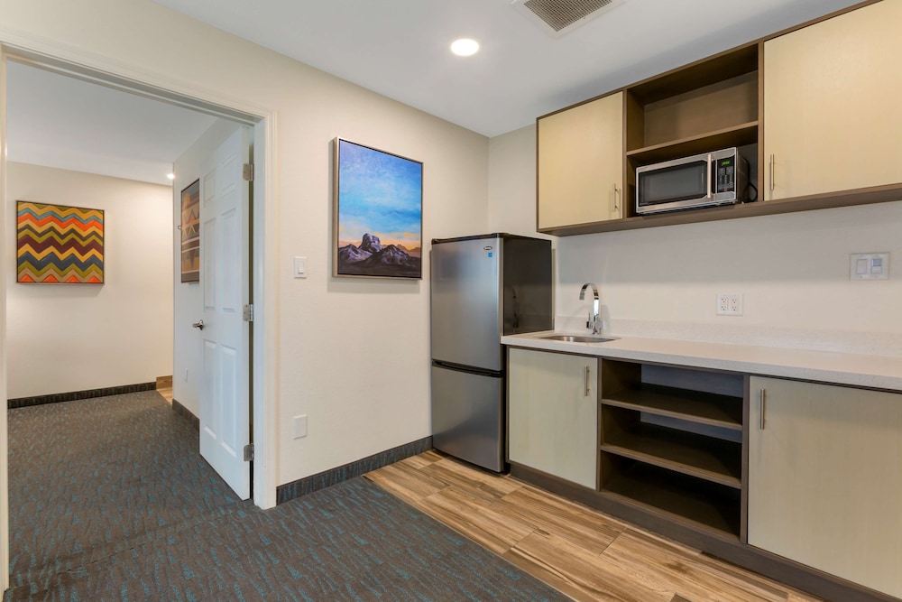 Standard Room, 2 Queen Beds, Non Smoking, Refrigerator & Microwave - Photo 4