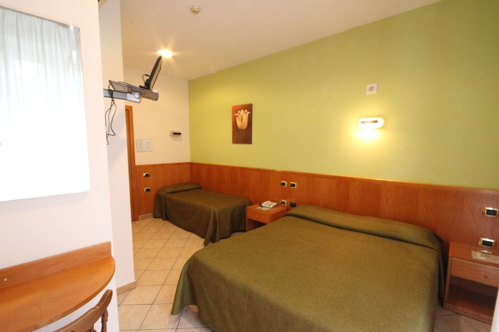 Standard Triple Room - Photo 1