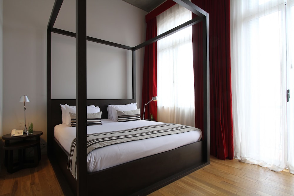 Room, 1 Queen Bed, Balcony (Colonial)