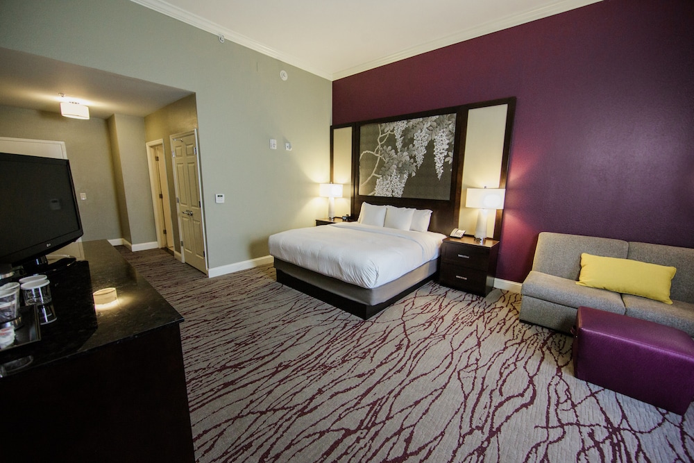 Room, 1 King Bed with Sofa bed - Photo 3