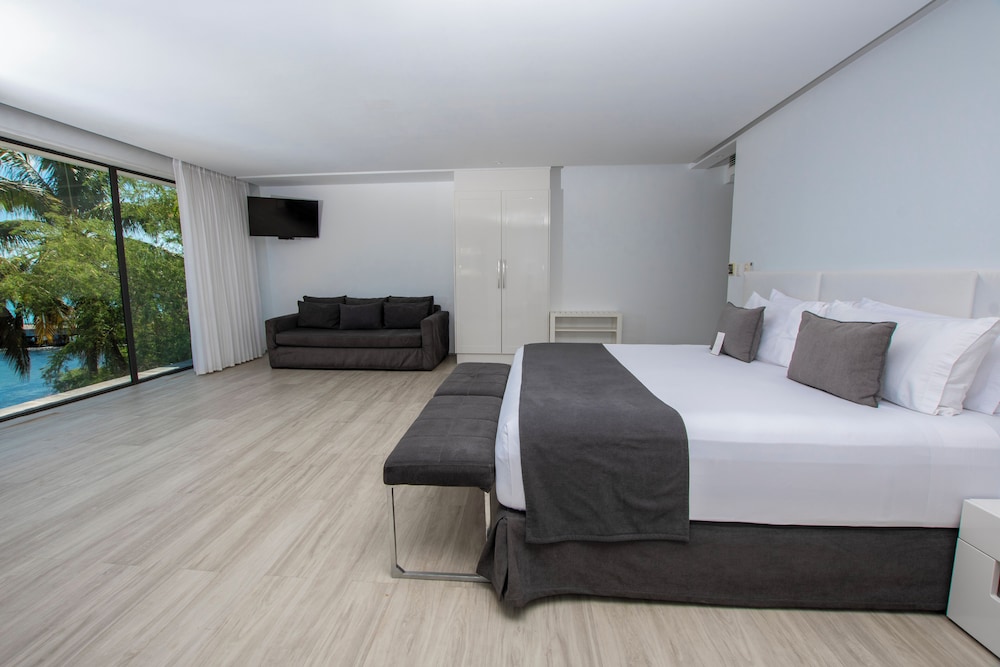 Luxury Room, 1 King Bed, Balcony photo 2