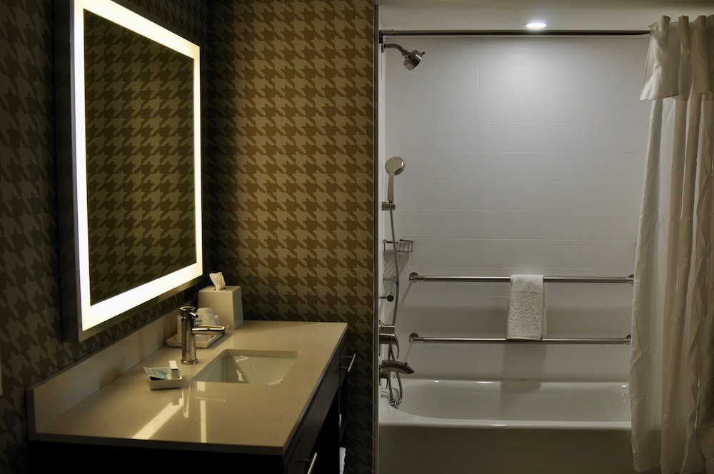 Suite, 1 King Bed, Accessible (Hearing) - Photo 6