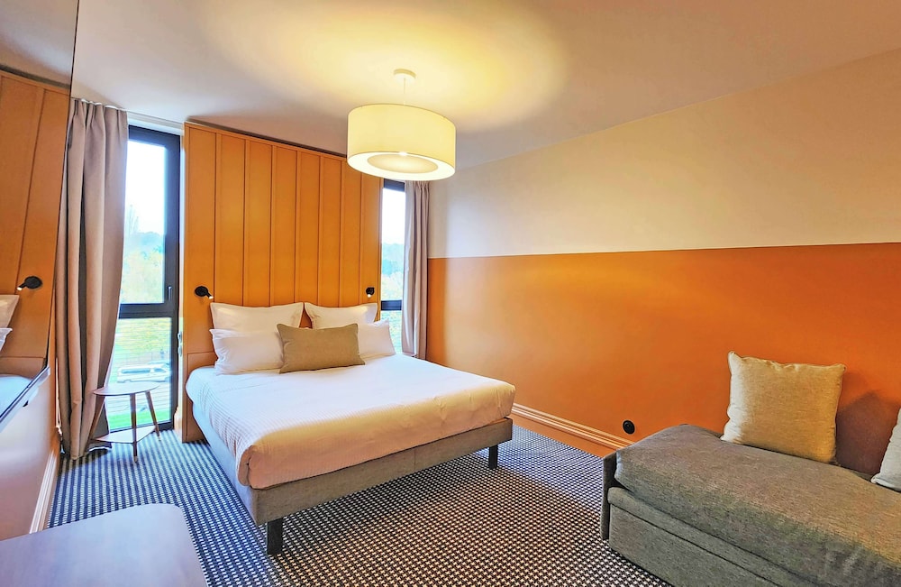 Junior Suite, 1 Queen Bed with Sofa bed - Photo 1