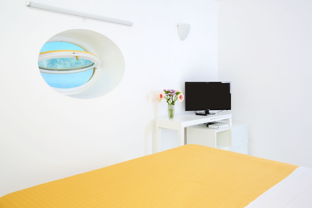 Double or Twin Room, Sea View - Photo 3