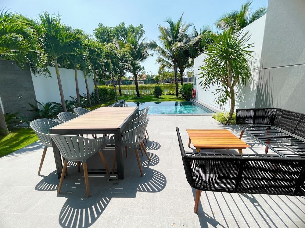 Riverfront Pool Villa photo 2