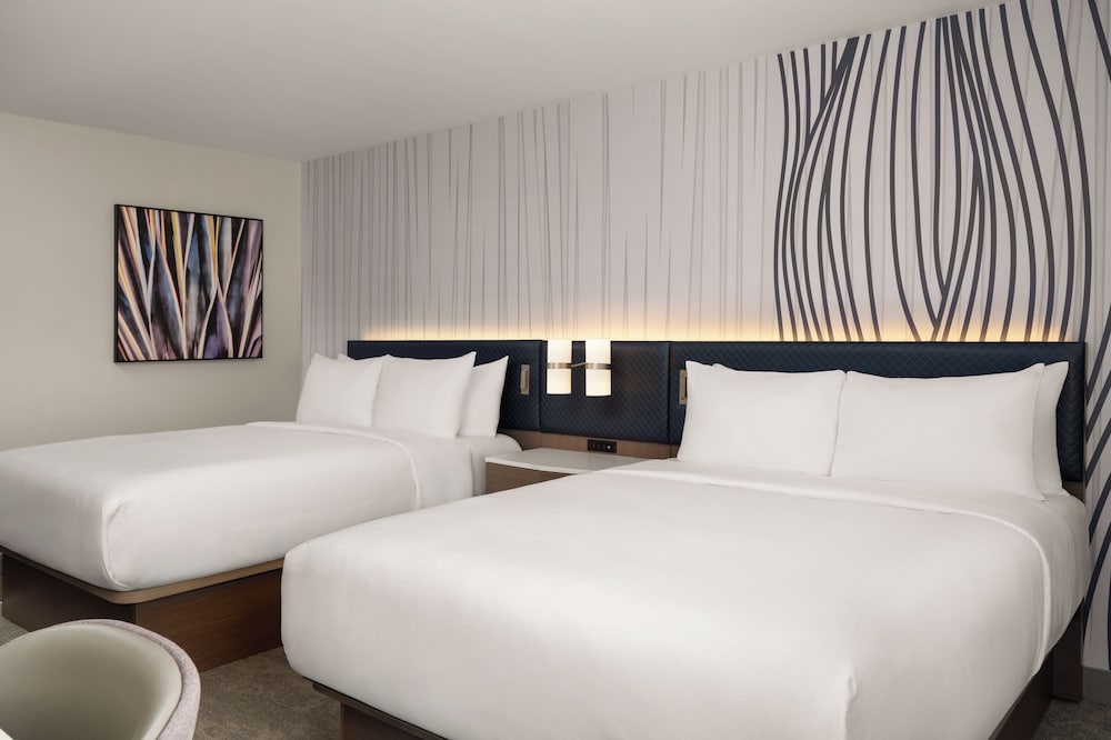 Room, 2 Queen Beds, Accessible (Mobility, Roll-In Shower) photo 3
