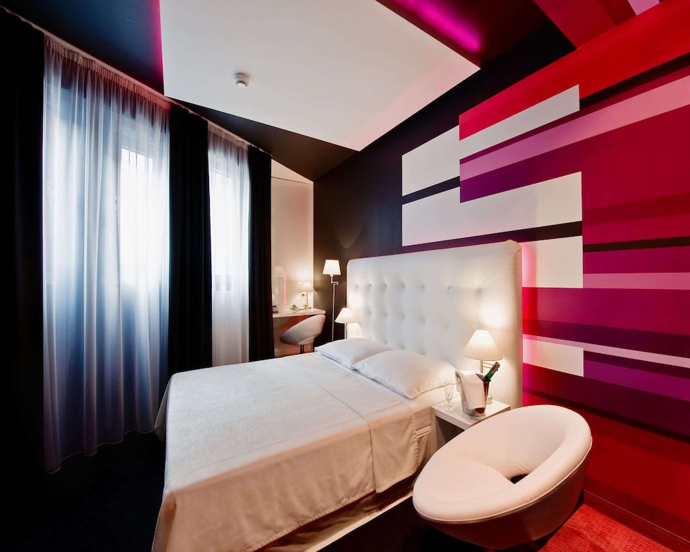 Premium Room, 1 Double Bed, Non Smoking, Refrigerator - Photo 4