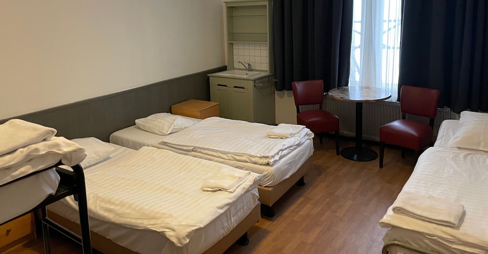 Comfort Room, Multiple Beds, Shared Bathroom, City View (5 Persons)