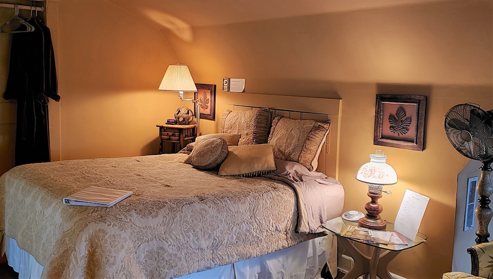 Traditional Studio Suite, 1 Queen Bed with Sofa bed (Pet Friendly) photo 2