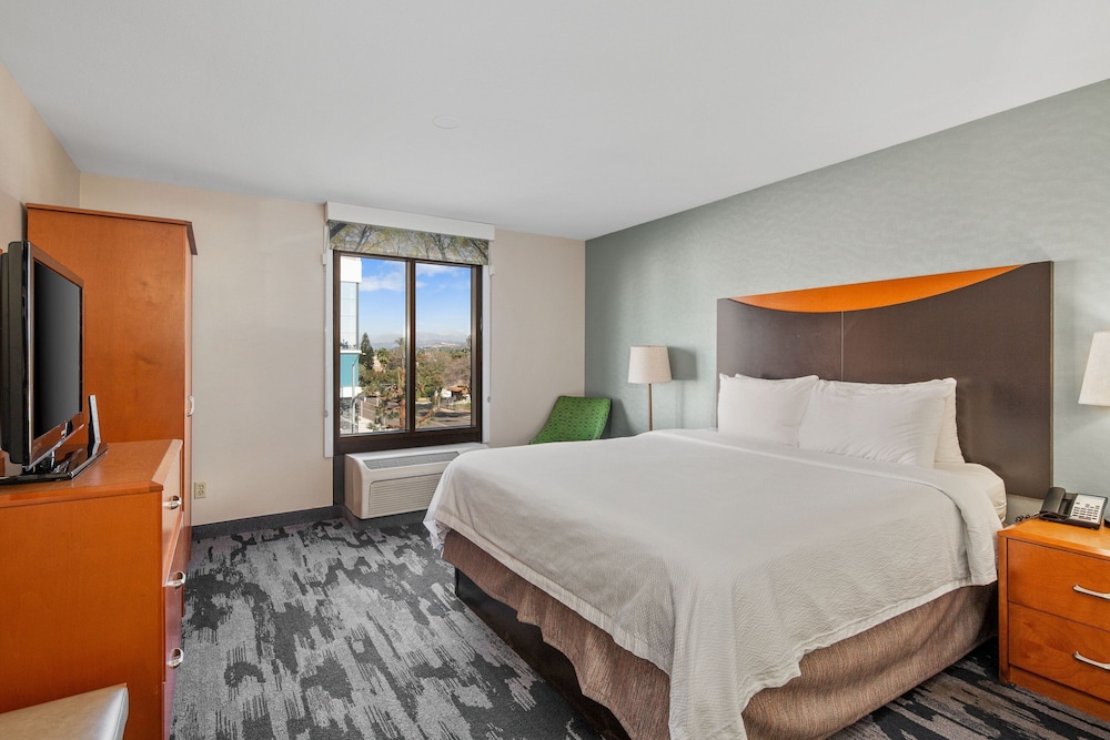 Standard Room, 1 King Bed - Photo 3