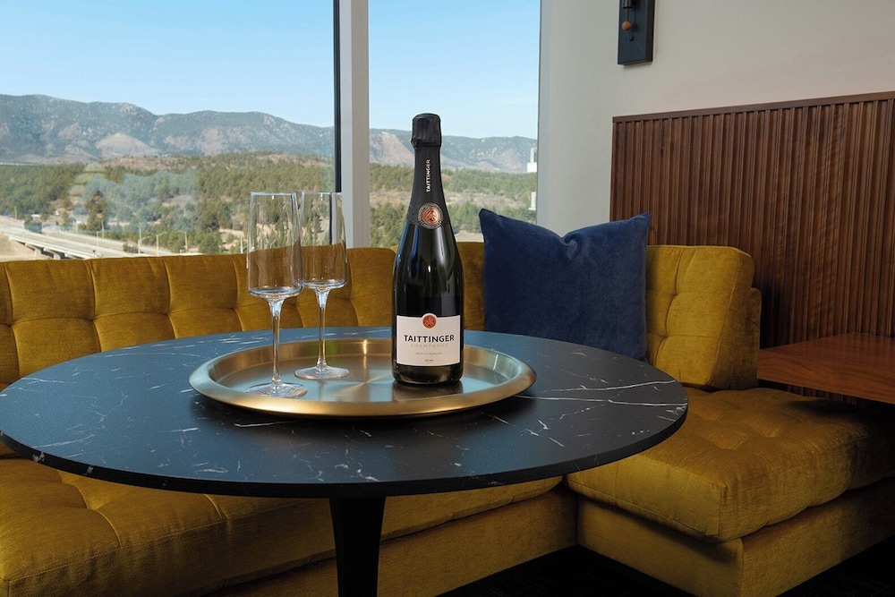 Suite, Mountain View (ADA) - Photo 8